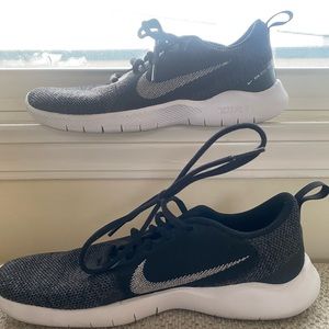 Women's Flex Experience 11 Running Shoe. Lightly worn, size 6.5. Black & grey